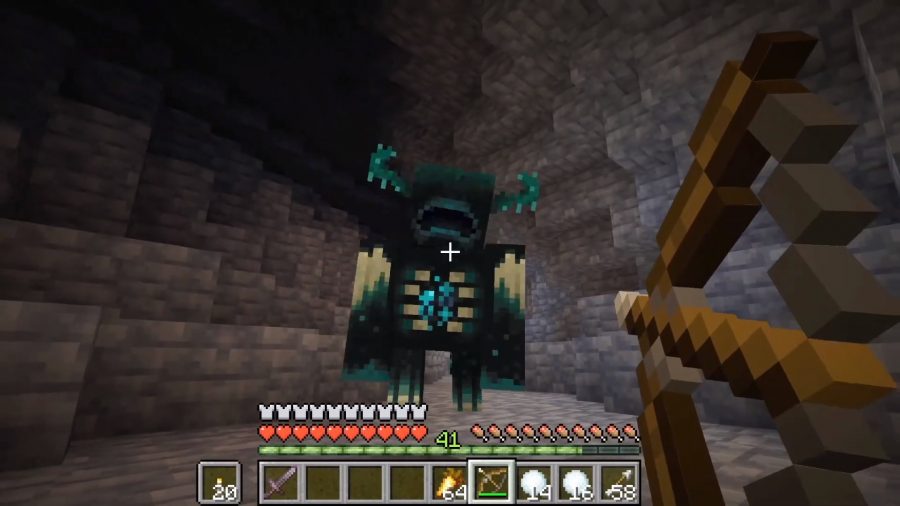 minecraft-grottes-et-falaises-gardien Le directeur charge vers le joueur. Il a un casque à cornes, une expression triste sur sa visière et un orbe brillant sur son torse. L'orbe indique qu'il sait où se trouve le joueur.