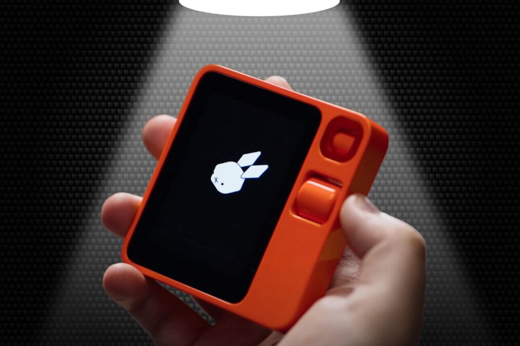 Quelles sont les caractéristiques innovantes du Rabbit R1 qui le distinguent des autres gadgets AI sur le marché