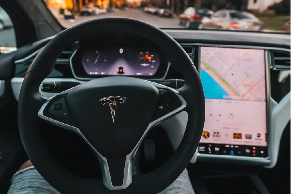 Tesla confronte à des licenciements et des rappels, tandis que Serve Robotics entame son parcours boursier