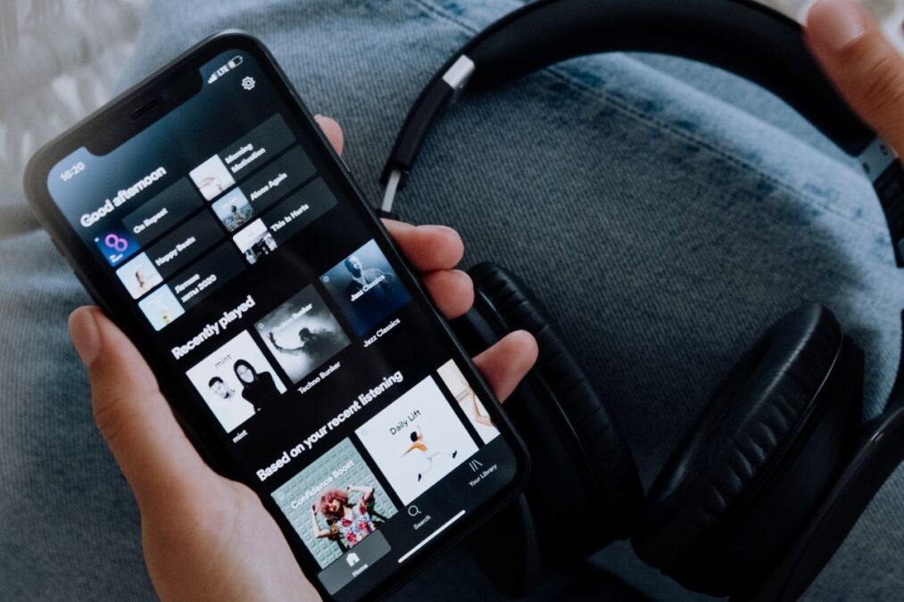 Comment la nouvelle police Spotify Mix améliore-t-elle l'identité visuelle et l'accessibilité de Spotify
