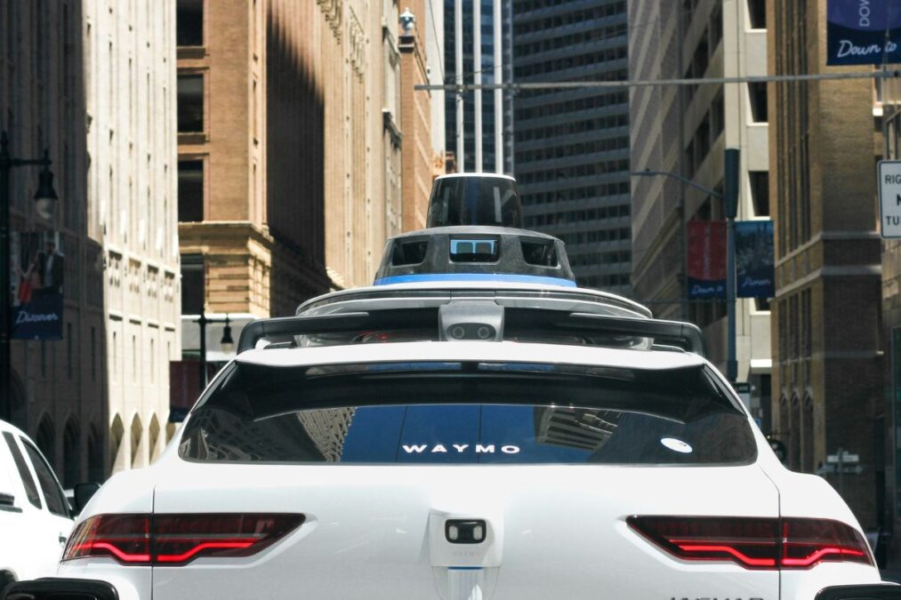 Quelles sont les conséquences de l'enquête sur la sécurité des robotaxis de Waymo suite à des crashs et incidents routiers