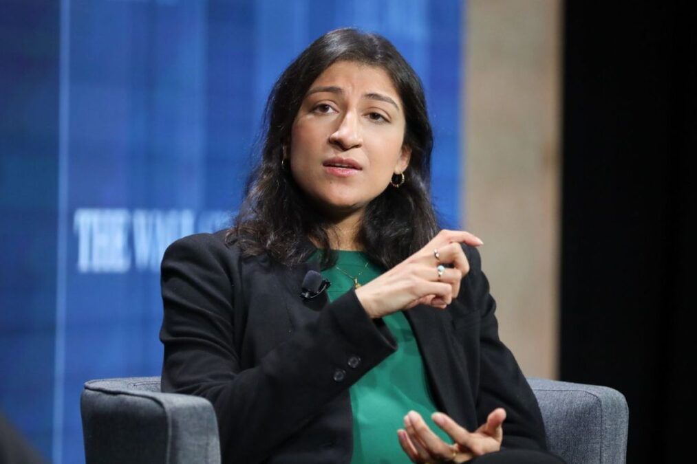 Comment la FTC prévoit-elle de réguler l'IA tout en encourageant l'innovation et en protégeant les consommateurs contre les risques potentiels
