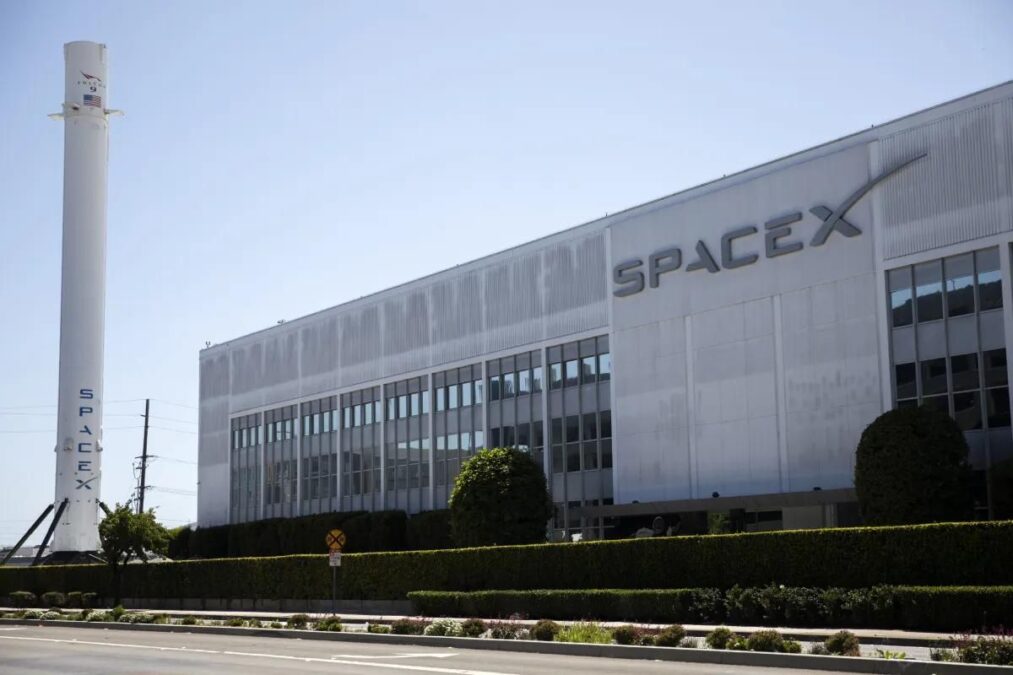 Quelles sont les raisons principales derrière le déplacement des sièges sociaux de SpaceX et X de la Californie au Texas ?