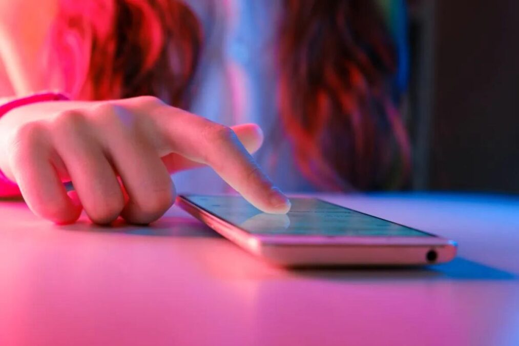 Quels sont les risques liés à l'accès des mineurs à TikTok Shop et comment TikTok pourrait-il renforcer ses contrôles pour éviter cela ?