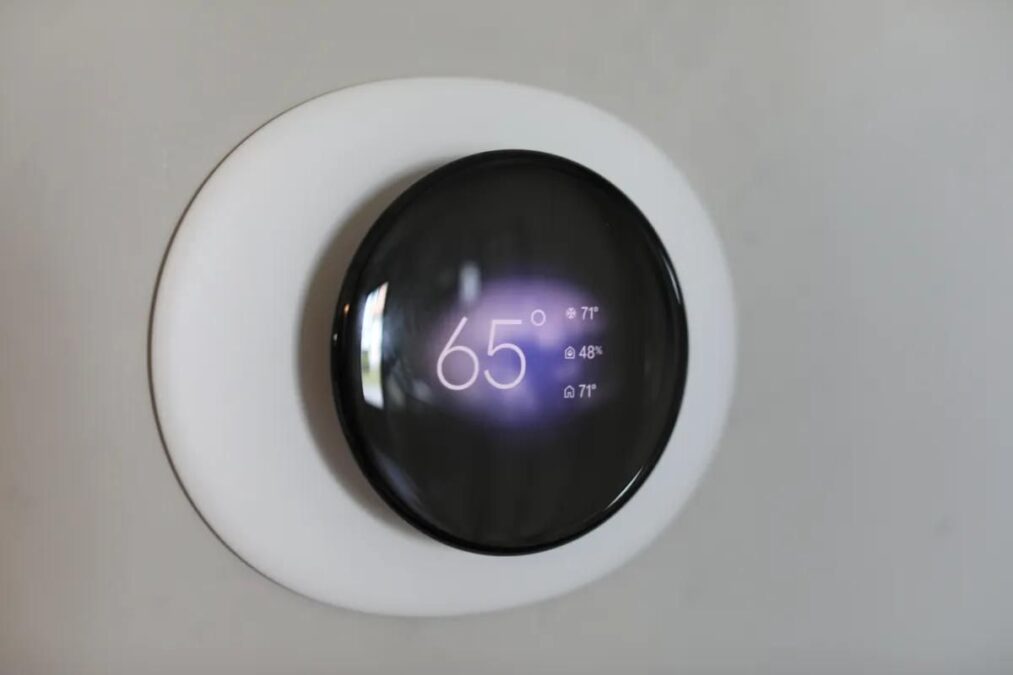 Comment le Nest Learning Thermostat de Google s’adapte-t-il aux besoins énergétiques de votre maison tout en offrant un design moderne et intuitif ?