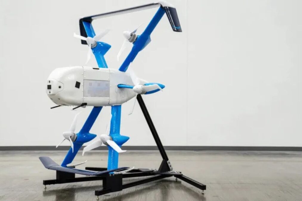 Comment Amazon compte-t-il surmonter les défis logistiques et réglementaires pour étendre son service de livraison par drone ?