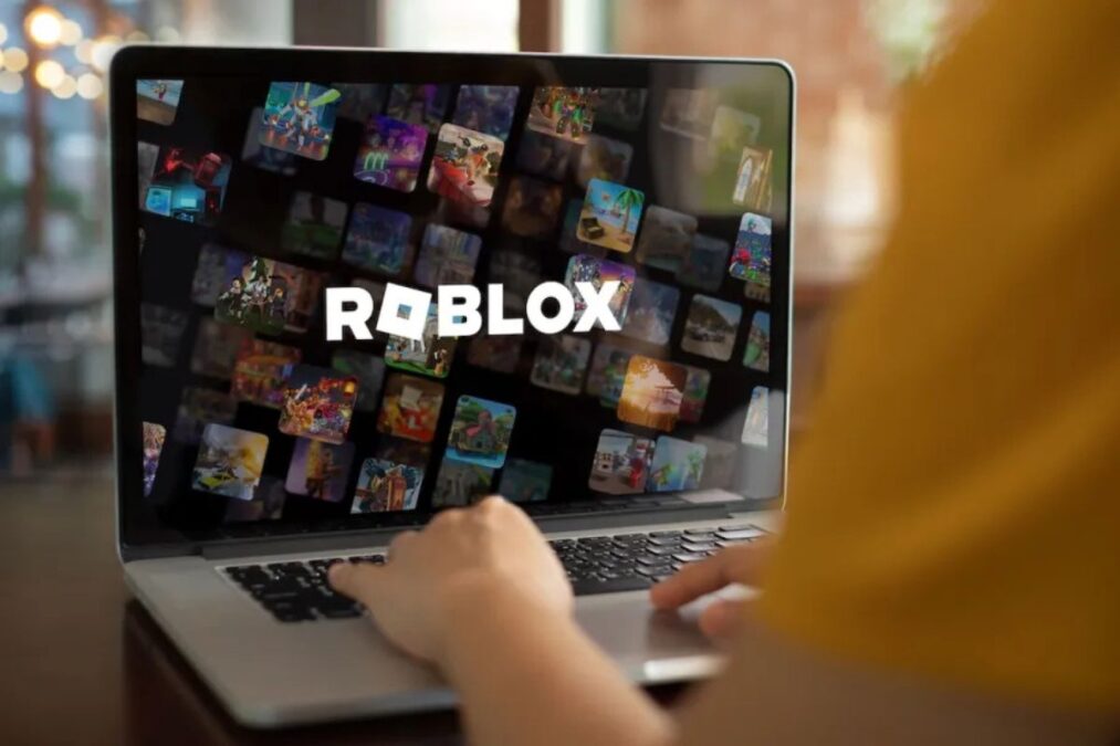 Comment les nouvelles restrictions de Roblox améliorent-elles la sécurité des jeunes utilisateurs sur la plateforme ?