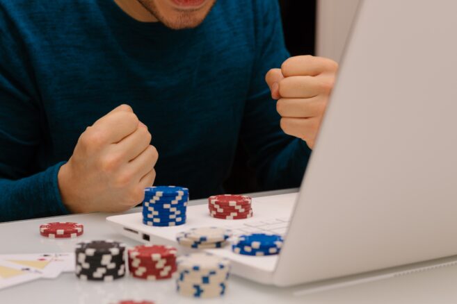 dés et jetons devant un pc