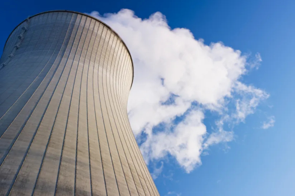 Quels sont les défis et ambitions de Meta dans son projet de centrales nucléaires pour soutenir ses data centers ?
