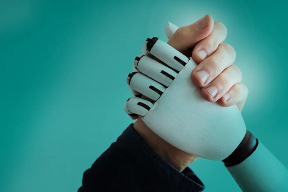 Le secteur technologique est divisé sur l’impact des robots et de l’IA sur les emplois humains. Certains pensent que la majorité des tâches sera automatisée, tandis que d’autres estiment que de nouveaux rôles émergeront pour les humains dans un monde assisté par la robotisation. Amazon a récemment présenté son robot Vulcan, qui incarne cette vision de collaboration entre humains et robots dans ses entrepôts. Ce robot, capable de « sentir » les objets, représente une évolution clé dans la manière dont Amazon envisage l’avenir du travail. Lire aussi :  Microsoft interdit à ses employés d’utiliser DeepSeek : pourquoi une application aussi populaire est-elle soudainement bannie en interne ? Comment ChatGPT aide-t-il les développeurs à comprendre le code grâce à son nouveau connecteur GitHub ? Vulcan : un robot qui aide les travailleurs humains Vulcan a été conçu pour effectuer des tâches physiques pénibles dans les entrepôts, comme récupérer des objets en hauteur ou en bas. Cela permet aux travailleurs humains de se concentrer sur des tâches moins exigeantes, réduisant ainsi les risques de blessures liés aux positions inconfortables. En faisant équipe avec les employés, Vulcan n’a pas pour but de les remplacer, mais de leur faciliter la tâche en prenant en charge les actions les plus pénibles. Cependant, cette robotisation soulève des questions sur l’avenir des emplois non qualifiés dans des secteurs comme celui des entrepôts. Amazon répond à cette préoccupation en formant certains de ses employés pour devenir des techniciens en maintenance de robots. Ces formations permettent aux travailleurs de développer des compétences spécialisées qui les préparent à gérer et entretenir ces technologies. La reconversion professionnelle, clé pour l'avenir Amazon ne se contente pas de déployer des robots dans ses entrepôts, l’entreprise met également en place des programmes de reconversion professionnelle pour ses employés. Ces programmes visent à former des techniciens capables de maintenir et de gérer les robots. Ainsi, la robotisation génère de nouveaux emplois qualifiés, tout en libérant les employés des tâches les plus physiques. Toutefois, cette transition n'est pas sans défis, car tous les travailleurs n’auront pas l’opportunité ou le désir de se reconvertir dans des métiers techniques. Amazon souligne que l’adoption de ces robots a créé des centaines de nouveaux postes, tels que des ingénieurs de maintenance ou des surveillants des robots. Cela montre que la robotisation ne se limite pas à remplacer les emplois, mais qu’elle transforme également les structures de travail en offrant de nouvelles possibilités. Un futur partagé entre humains et robots Le futur des emplois dans un monde automatisé reste incertain. Bien que la robotisation puisse offrir de nouvelles opportunités de carrière, il est probable que certains secteurs, comme la vente au détail ou la restauration, continueront d’être dominés par des emplois humains pendant plusieurs années. Néanmoins, des secteurs comme la logistique, où Amazon est un leader, pourraient voir une adoption plus large des robots, modifiant ainsi les besoins en main-d’œuvre.