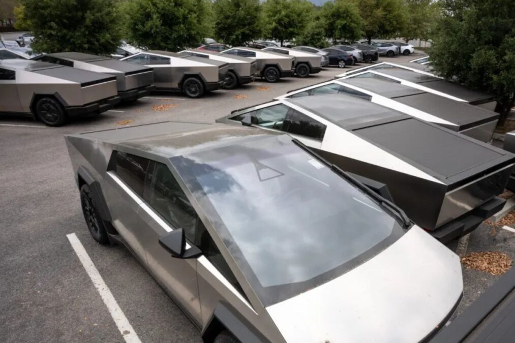 Quels sont les facteurs qui expliquent la forte dépréciation du Tesla Cybertruck dès ses premiers mois sur le marché ?