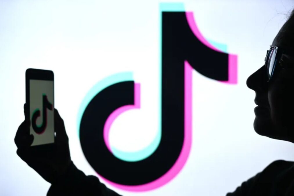 TikTok déploie de nouveaux outils d'accessibilité, dont le texte ALT généré par IA, pour améliorer l'expérience des utilisateurs.