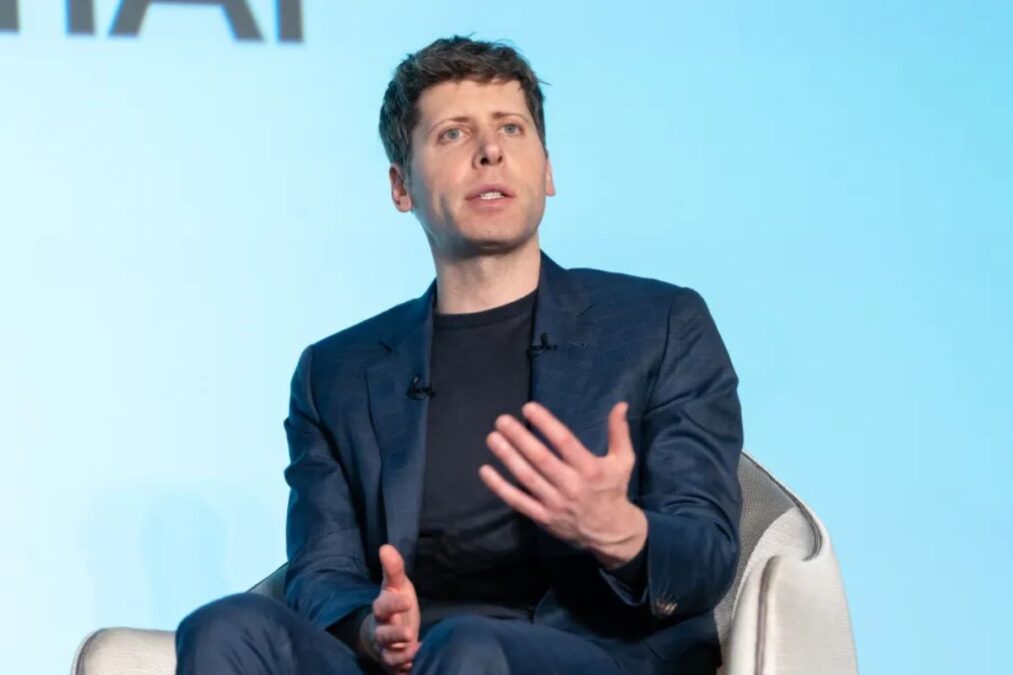 Quel rôle le futur dispositif AI d'OpenAI et io pourrait-il jouer dans l'avenir de la technologie portable et des interfaces intelligentes ?