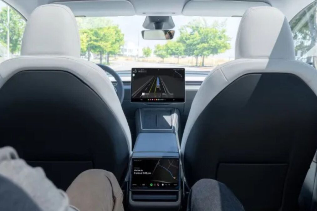 Quelles sont les principales questions de sécurité soulevées par le lancement des robotaxis de Tesla à Austin ?