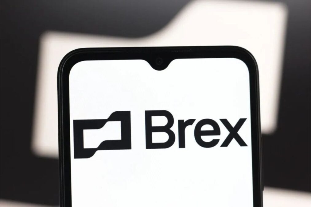 Comment la méthode de gestion décentralisée de Brex pour l'adoption des outils d'IA améliore-t-elle l'efficacité des équipes