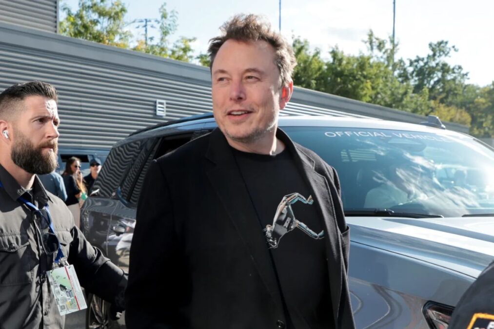 Tesla : Elon Musk mise sur l’intelligence artificielle et les robots Optimus malgré des bénéfices en forte baisse en 2025