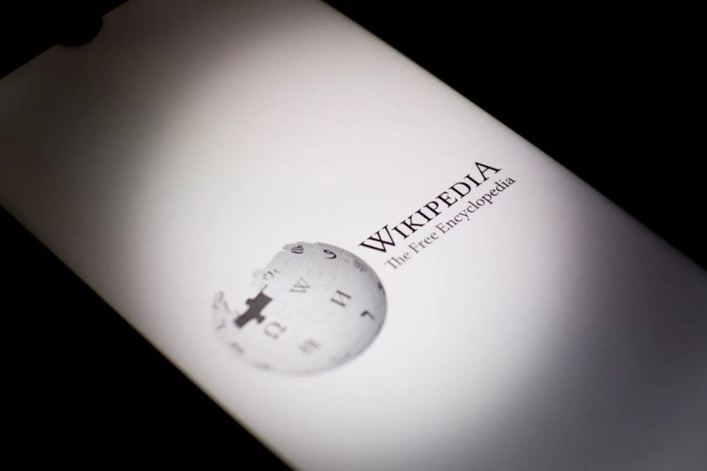 Wikipédia enregistre une chute de 8 % de son trafic à cause des résumés IA et des vidéos sociales, selon la Fondation Wikimedia