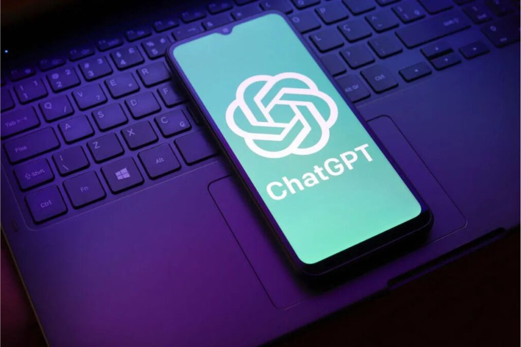 OpenAI désactive des suggestions ressemblant à des pubs : polémique autour de ChatGPT et inquiétude des utilisateurs