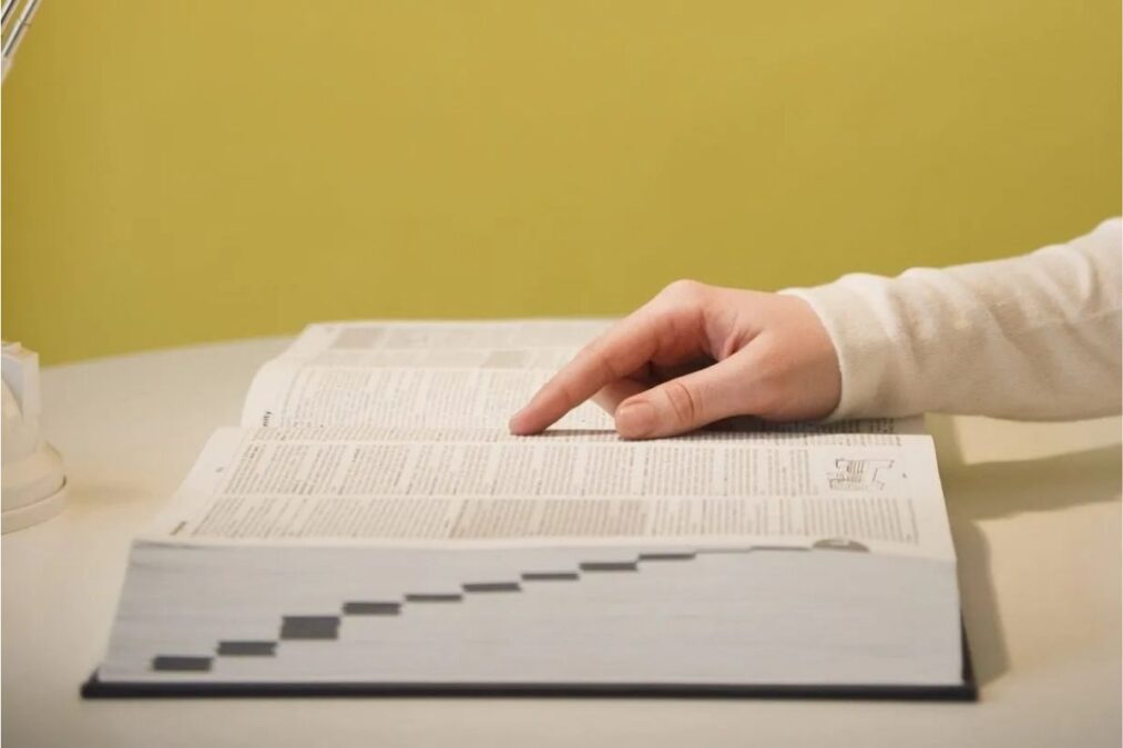 Pourquoi Merriam-Webster a-t-il choisi « slop » comme mot de l’année 2025 face à l’explosion des contenus IA ?