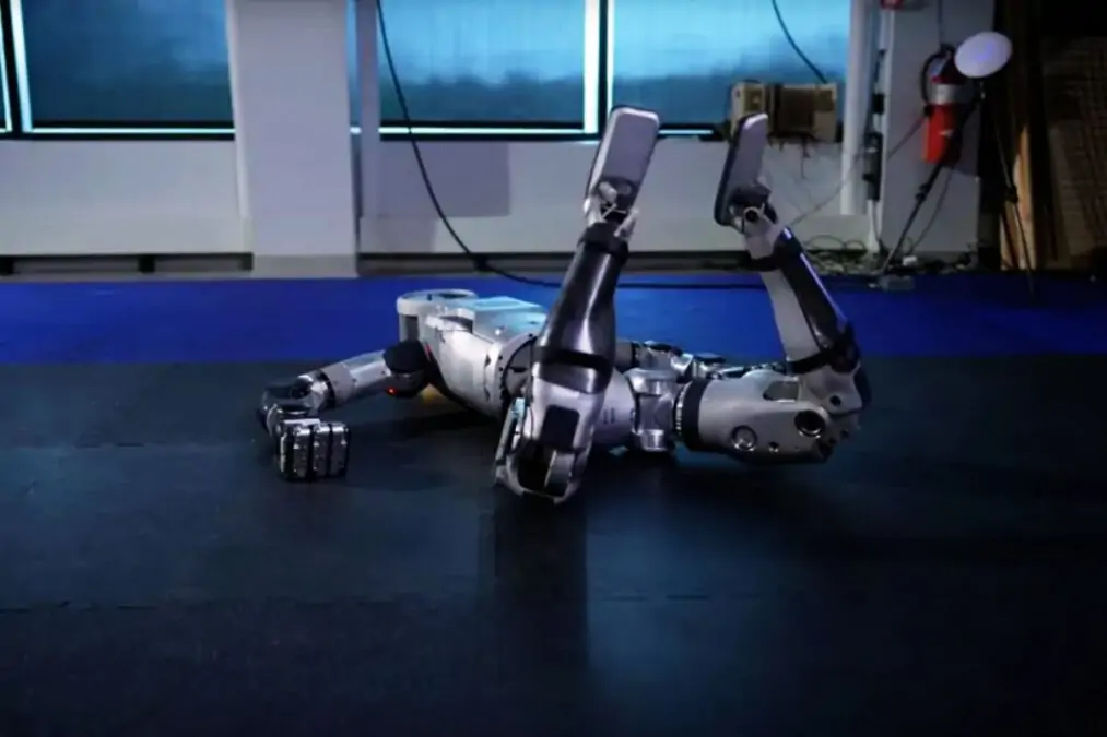 Comment la gestion des chutes contribue-t-elle à l'évolution et à la résilience des robots humanoïdes de Boston Dynamics