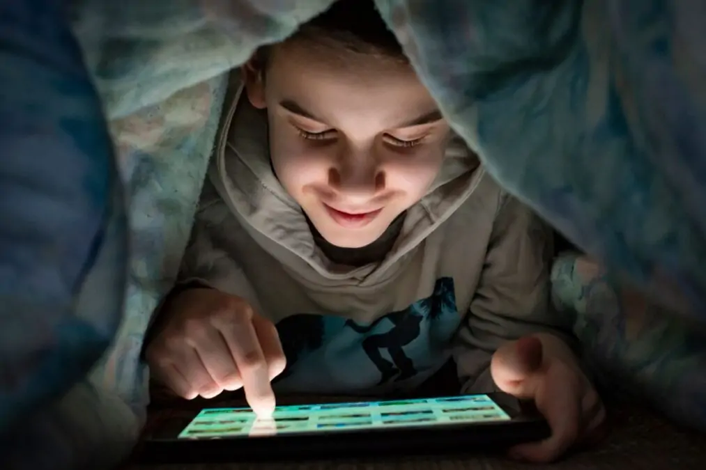 Comment le Royaume-Uni envisage-t-il d'utiliser l'intelligence artificielle pour protéger les jeunes utilisateurs d'internet contre les contenus nuisibles et l'exploitation en ligne