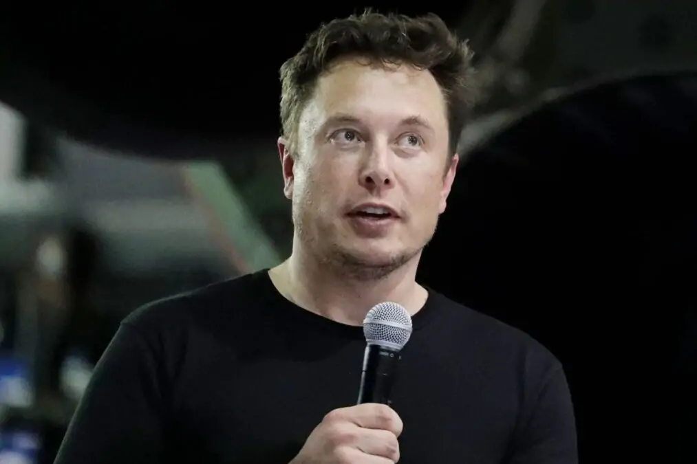 Comment Tesla et Kia intègrent-ils les dernières technologies pour transformer leurs stratégies et leurs produits