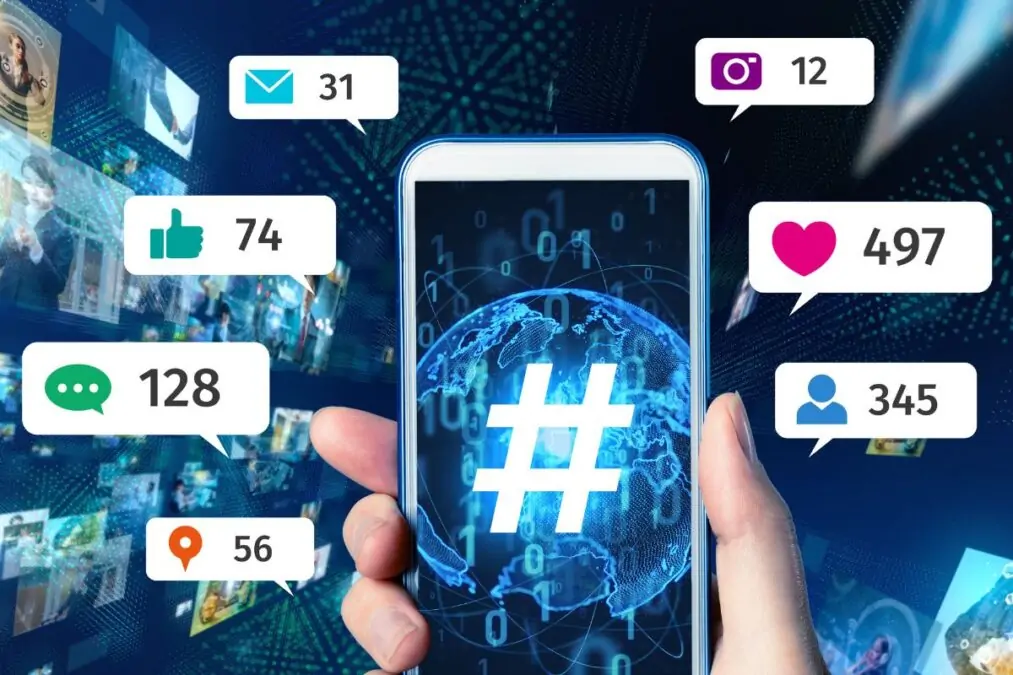 Comment les erreurs détectées et partagées par les utilisateurs des réseaux sociaux influencent-elles le développement et l'amélioration des intelligences artificielles
