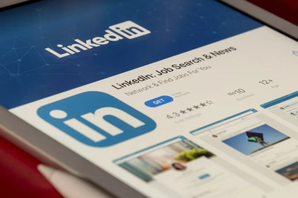 Comment LinkedIn utilise-t-il l'intelligence artificielle pour améliorer l'expérience de recherche d'emploi sur sa plateforme