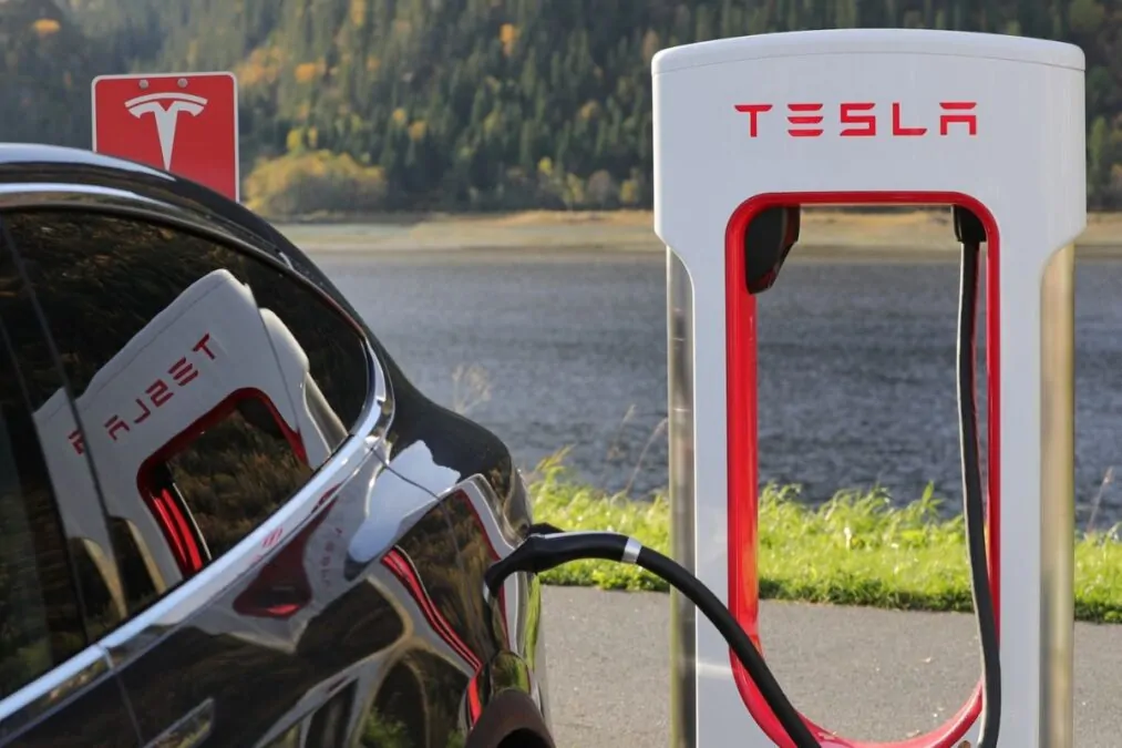 Comment les récents licenciements chez Fisker et Lucid Motors affecteront-ils le marché des véhicules électriques face aux manœuvres stratégiques de Tesla pour sécuriser le soutien de ses actionnaires