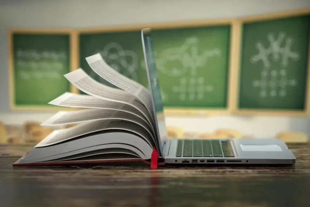 Quels sont les principaux défis et avantages de l'intégration de l'IA générative dans les environnements éducatifs selon MagicSchool AI
