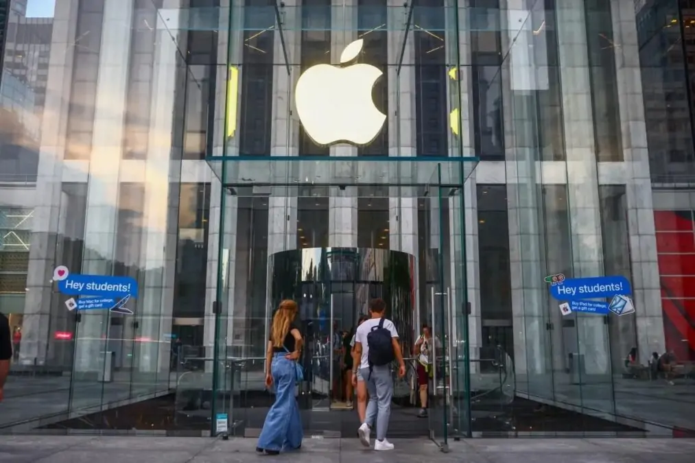 Quels sont les mesures de précaution qu'un utilisateur d'iPhone devrait prendre après avoir reçu une notification de menace d'Apple concernant une attaque de logiciels espions ?