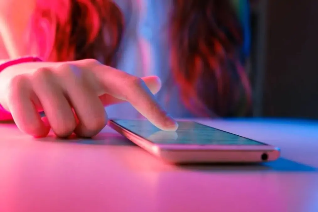 Quels sont les risques liés à l'accès des mineurs à TikTok Shop et comment TikTok pourrait-il renforcer ses contrôles pour éviter cela ?