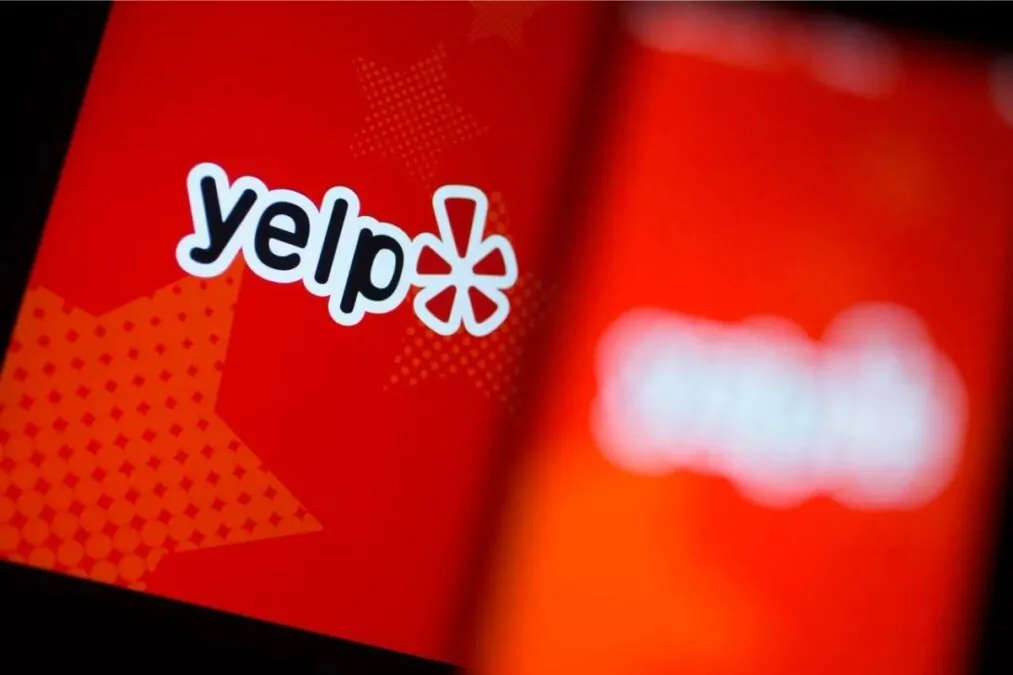 Comment Yelp parvient-il à utiliser l'IA pour améliorer l'expérience utilisateur tout en préservant l'authenticité des avis ?