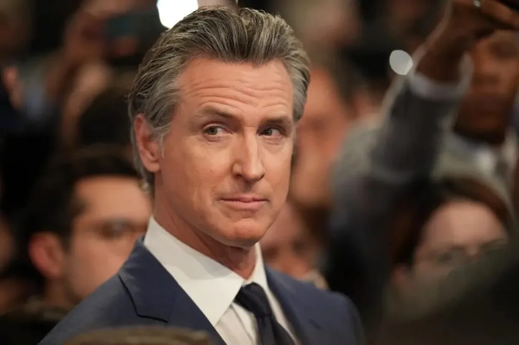 La Californie adopte de nouvelles lois pour encadrer l'intelligence artificielle et les deepfakes