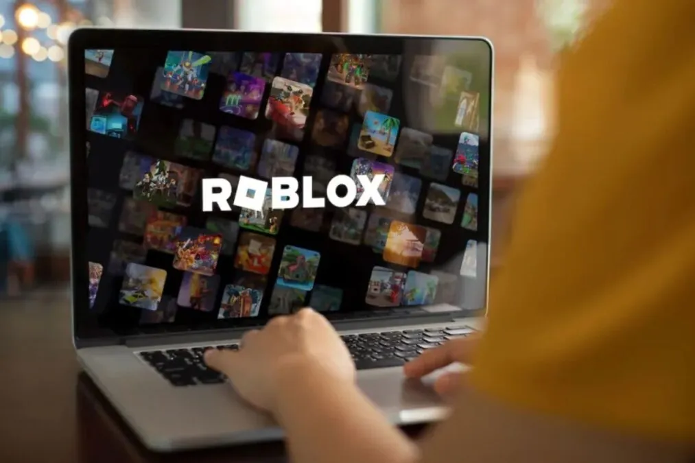 Comment les nouvelles restrictions de Roblox améliorent-elles la sécurité des jeunes utilisateurs sur la plateforme ?