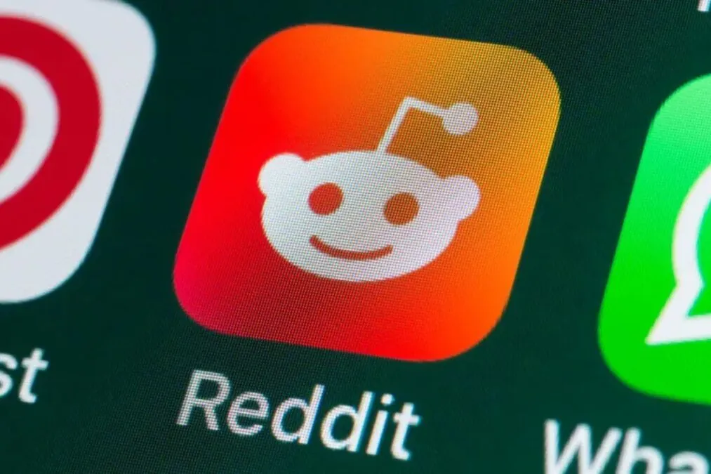 Comment Reddit Answers se distingue-t-il des autres outils d'IA comme ChatGPT et Google ?