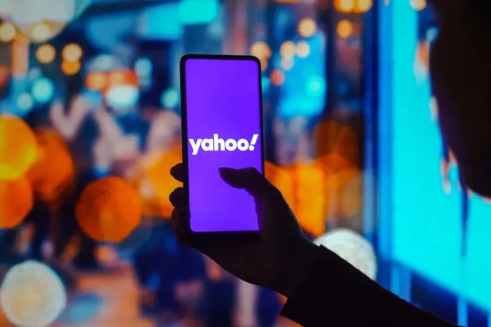 Quels pourraient être les impacts de l'externalisation des opérations de sécurité sur la protection des utilisateurs chez Yahoo ?