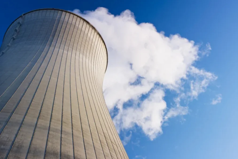Quels sont les défis et ambitions de Meta dans son projet de centrales nucléaires pour soutenir ses data centers ?