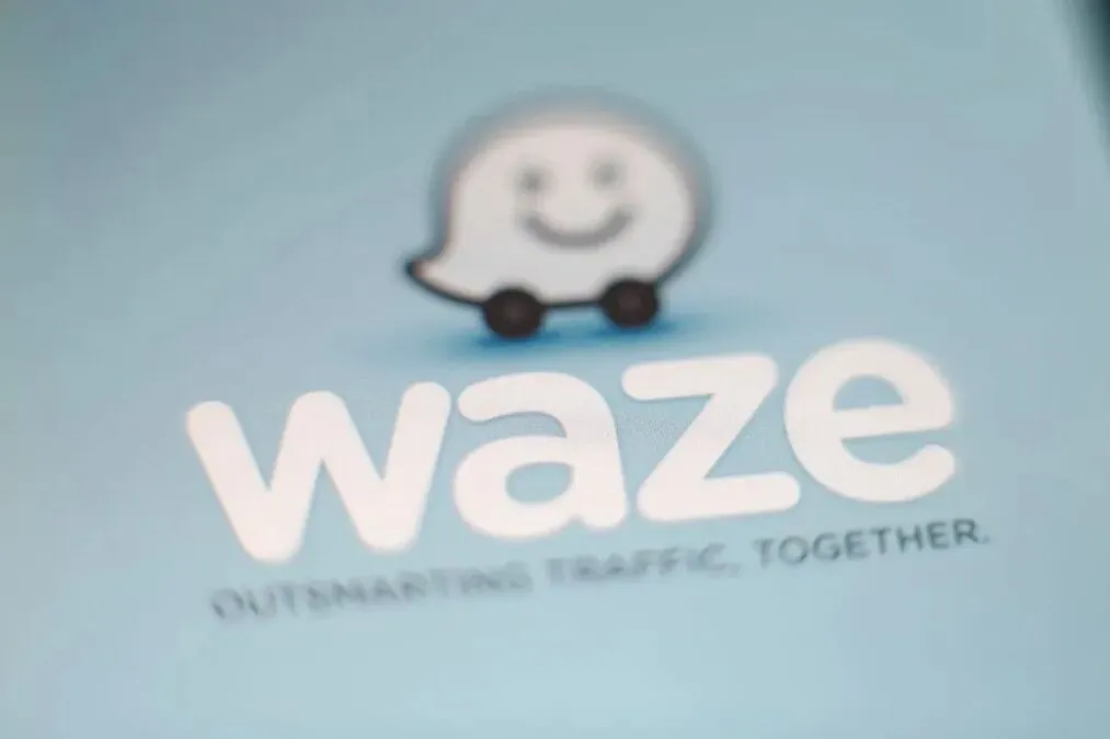 Waze saura-t-il regagner la confiance des utilisateurs iPhone avec sa future alternative vocale après l’échec prolongé de Google Assistant ?