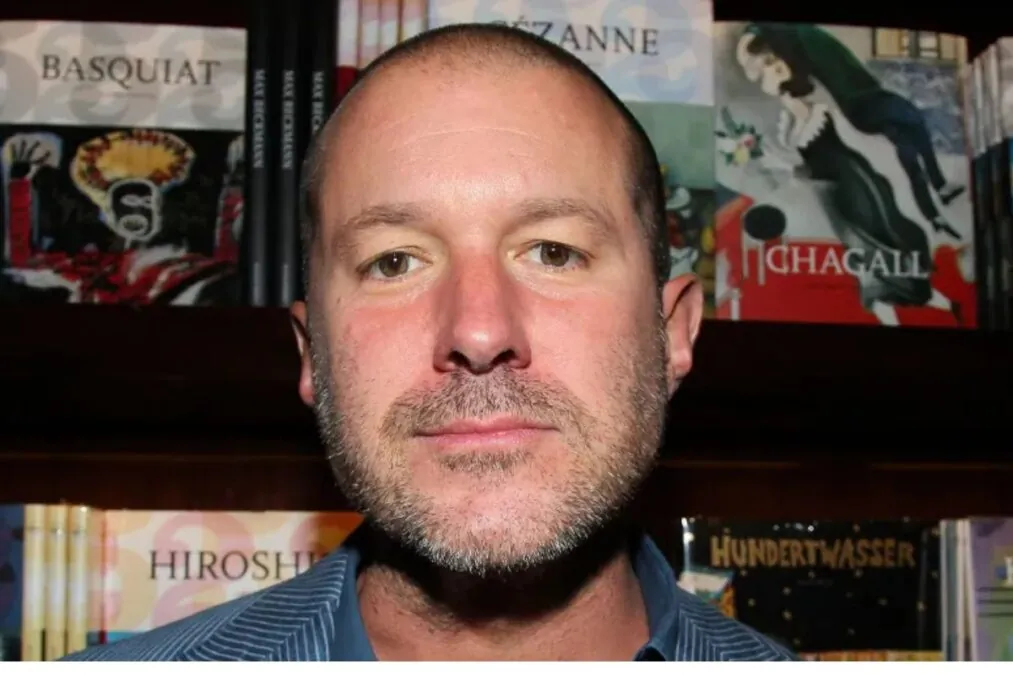 OpenAI envisage de racheter la startup IA de Jony Ive : une acquisition à 500 millions ?