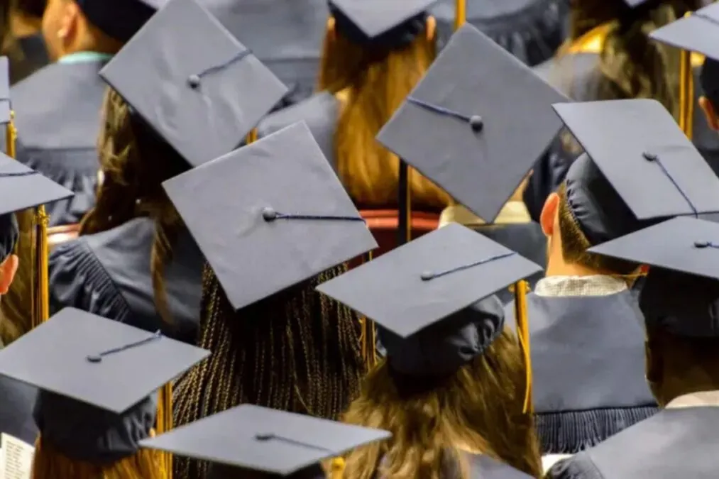 Comment l’intelligence artificielle impacte le recrutement des jeunes diplômés en tech en 2025 ?