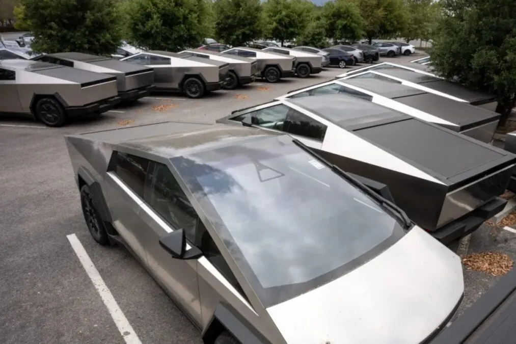 Quels sont les facteurs qui expliquent la forte dépréciation du Tesla Cybertruck dès ses premiers mois sur le marché ?