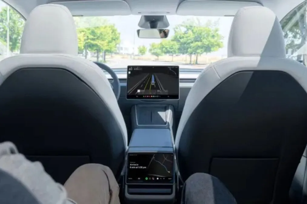 Quelles sont les principales questions de sécurité soulevées par le lancement des robotaxis de Tesla à Austin ?